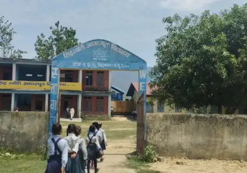 एक महिनादेखि बन्द रहेका बर्दघाटका सामुदायिक विद्यालय सञ्चालनमा